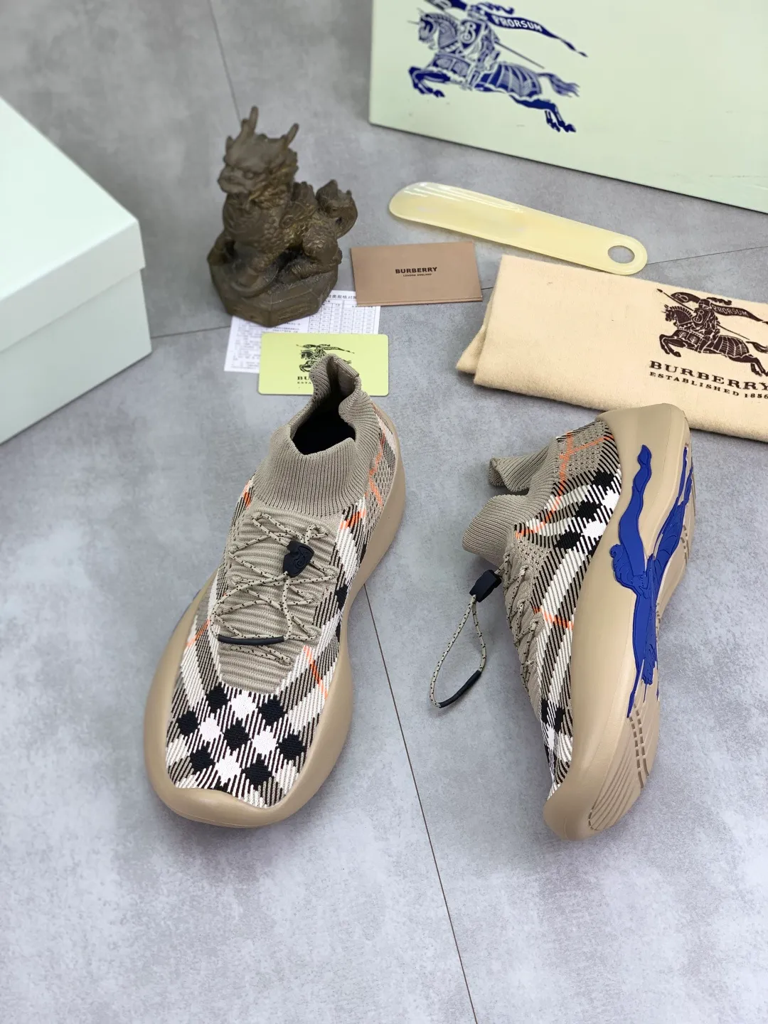 Men's Men's Shoes 💰P620 💰【New Style】Top Version 🆘【Burberry】New Burberry Fly Knit Shoes are now available with perfect workmanship! 🔥Perfect shape and top quality🙈Non-slip and wear-resistant high-end rubber outsole👣Versatile and comfortable shoes, standard size: 39-45 (customized 38-46) 2️⃣colors available Top-quality packaging